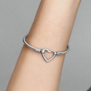 599539C00_ABC123_MODEL_eCOM_01_RGB_bracelet