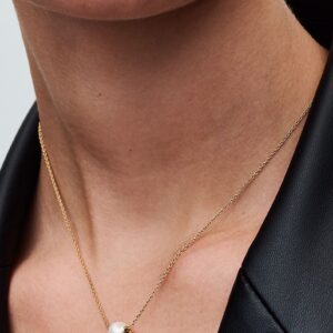 Q124_B_PDP_Model_Single_26_1x1_RGB_necklace