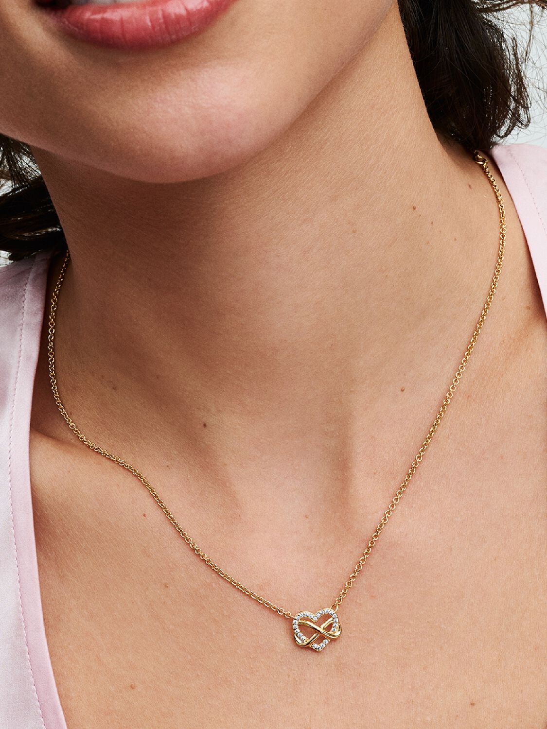 Q224_C_PDP_Model_Single_03_1x1_RGB_necklace