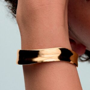 Q224_D_PDP_Model_Single_80_1x1_RGB_bracelet