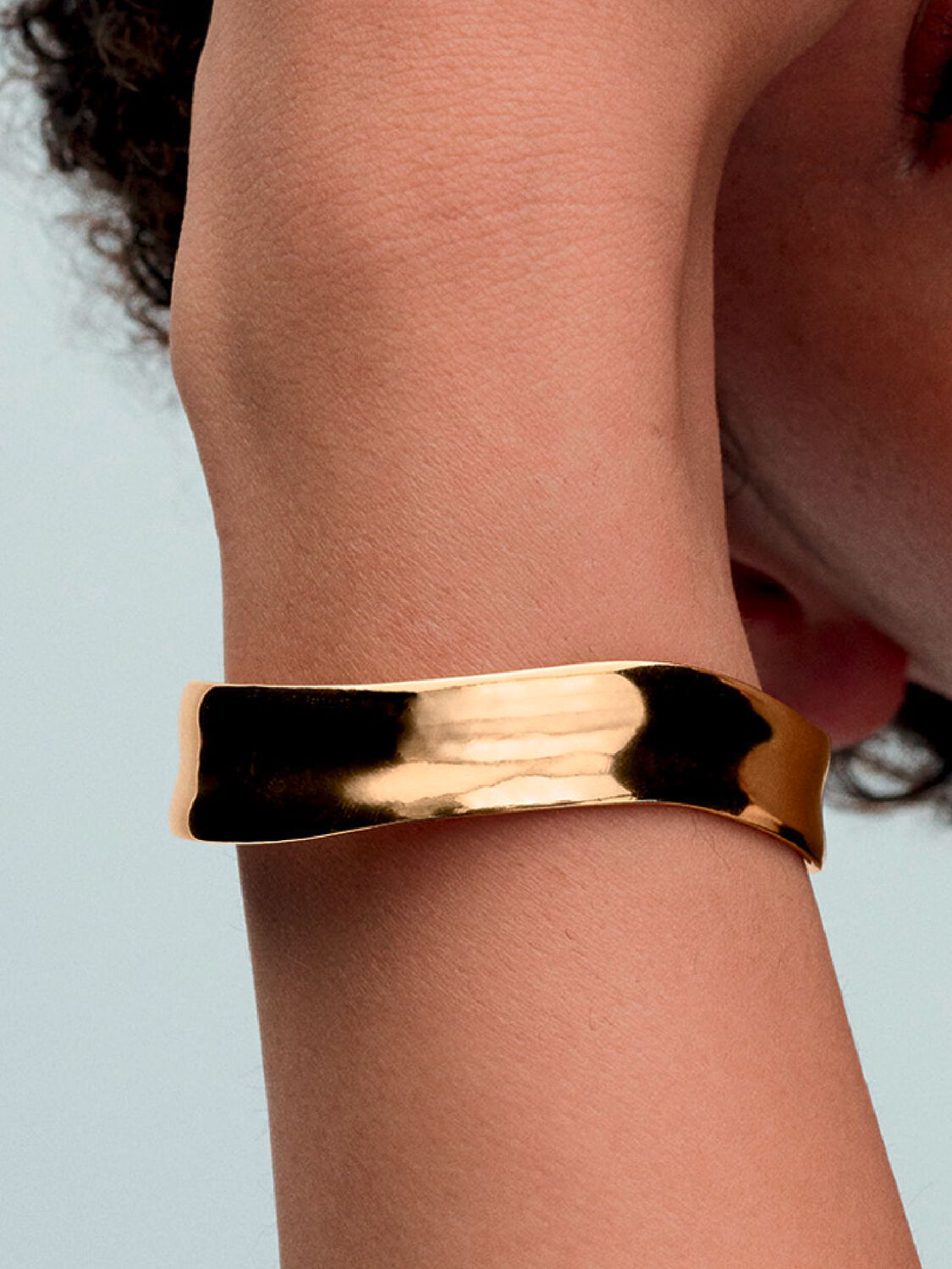 Q224_D_PDP_Model_Single_80_1x1_RGB_bracelet