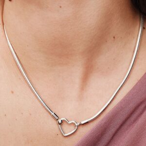 Q324_E_PDP_MODEL_SINGLE_03_1x1_RGB_necklace