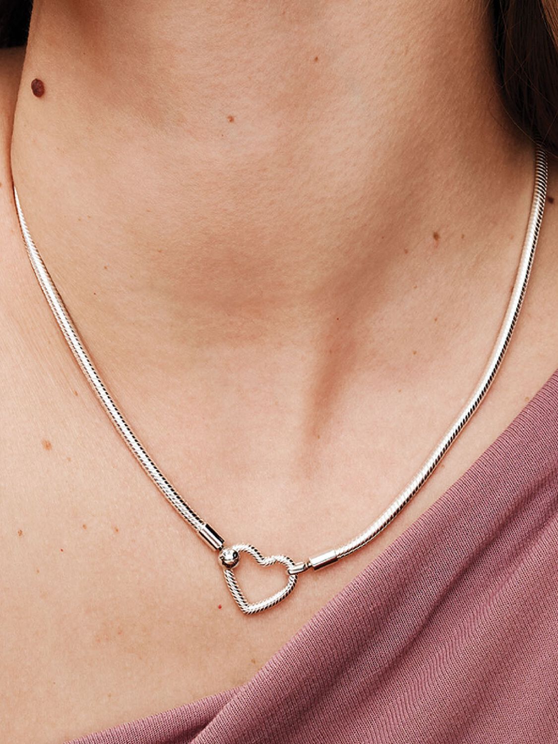 Q324_E_PDP_MODEL_SINGLE_03_1x1_RGB_necklace