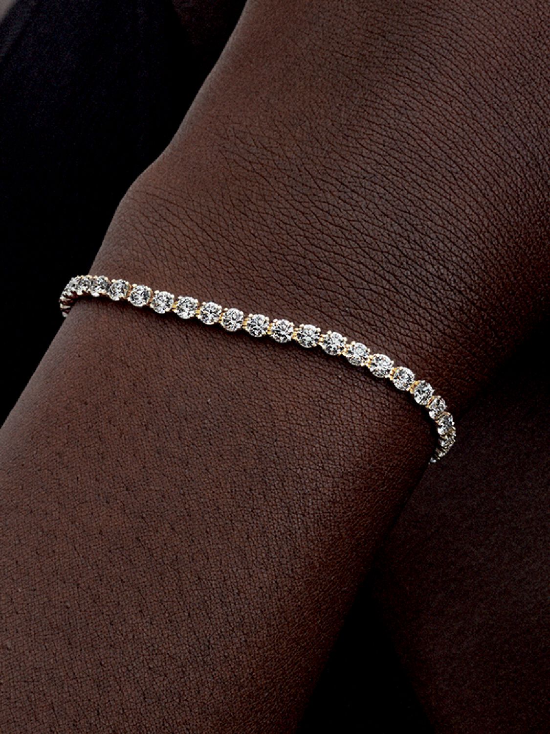 Q324_E+_PDP_MODEL_SINGLE_553471C01_YG_1x1_RGB_bracelet
