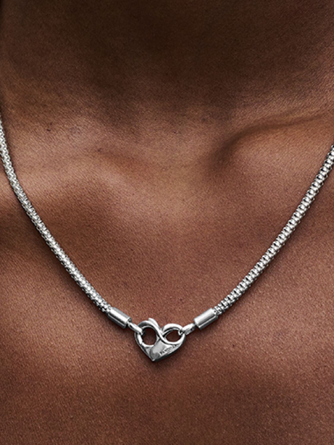 SS24_A_PDP_Model_Single_18_1x1_RGB_necklace