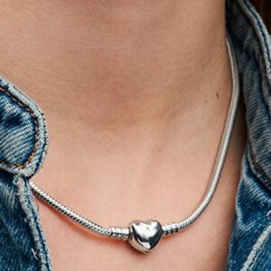 SS24_A_PDP_Model_Single_54_1x1_RGB_necklace