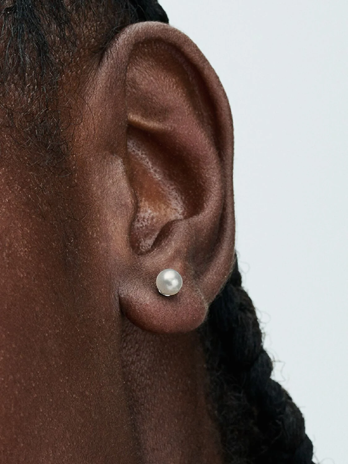 Q124_B_PDP_Model_Single_44_1x1_RGB_earring