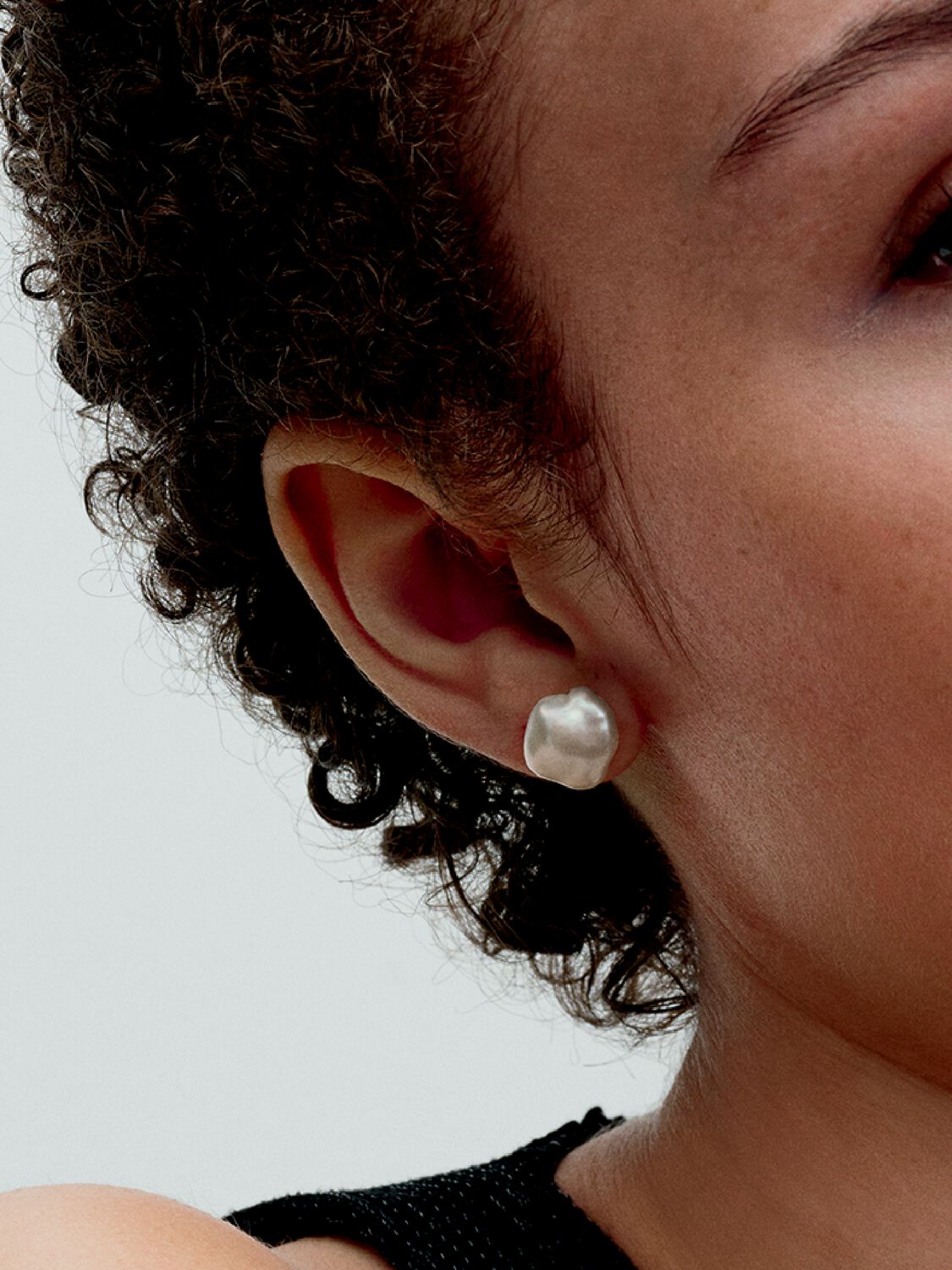 Q224_D_PDP_Model_Single_55_1x1_RGB_earring