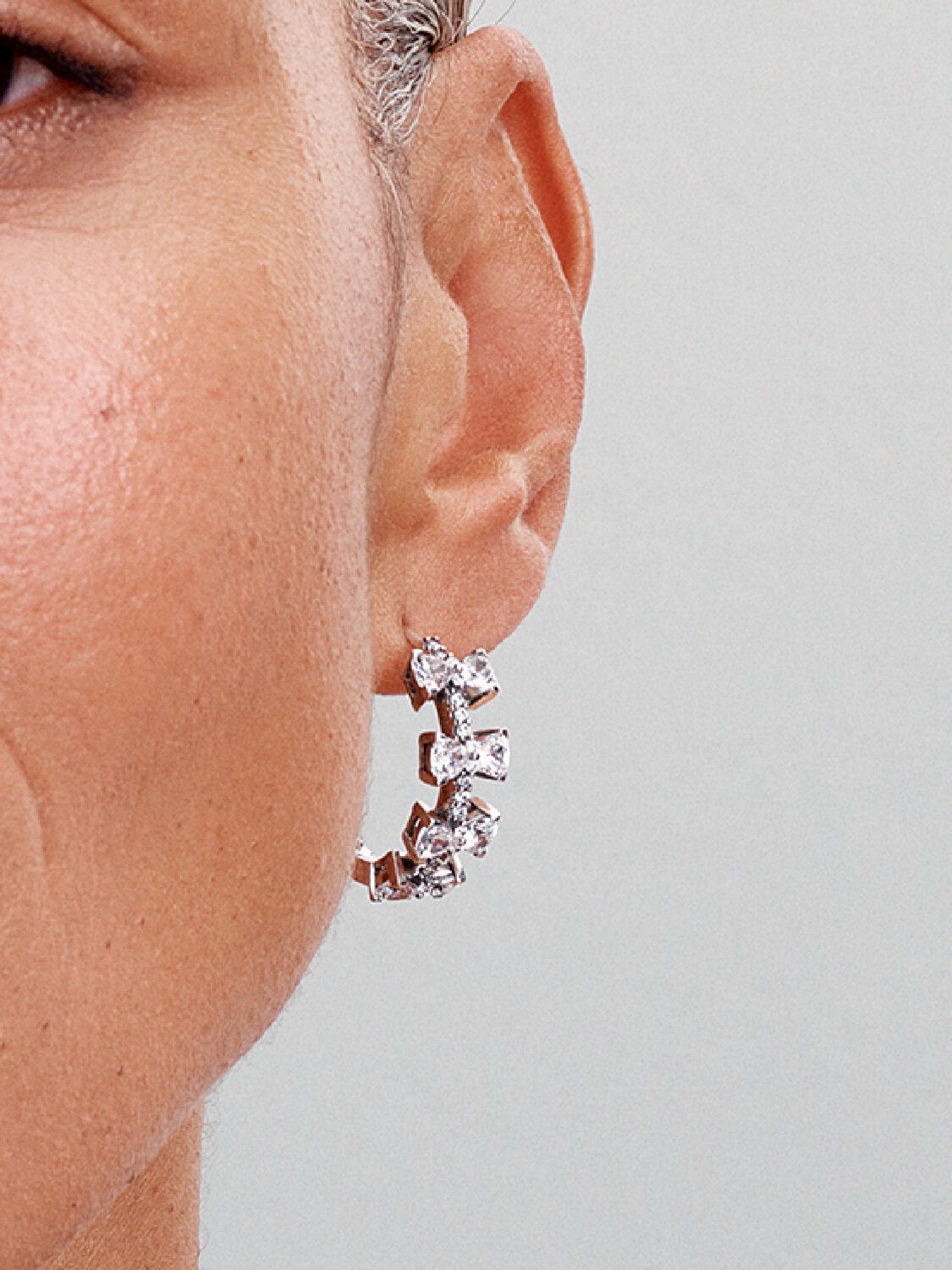 Q424_G_PDP_MODEL_SINGLE_30_1x1_RGB_earring