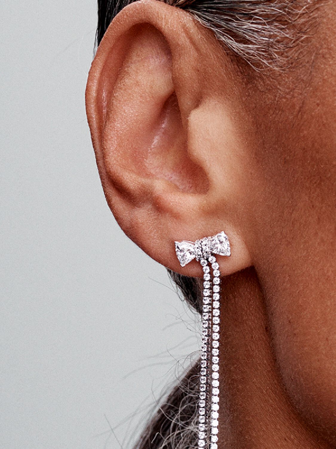 Q424_G_PDP_MODEL_SINGLE_45_1x1_RGB_earring