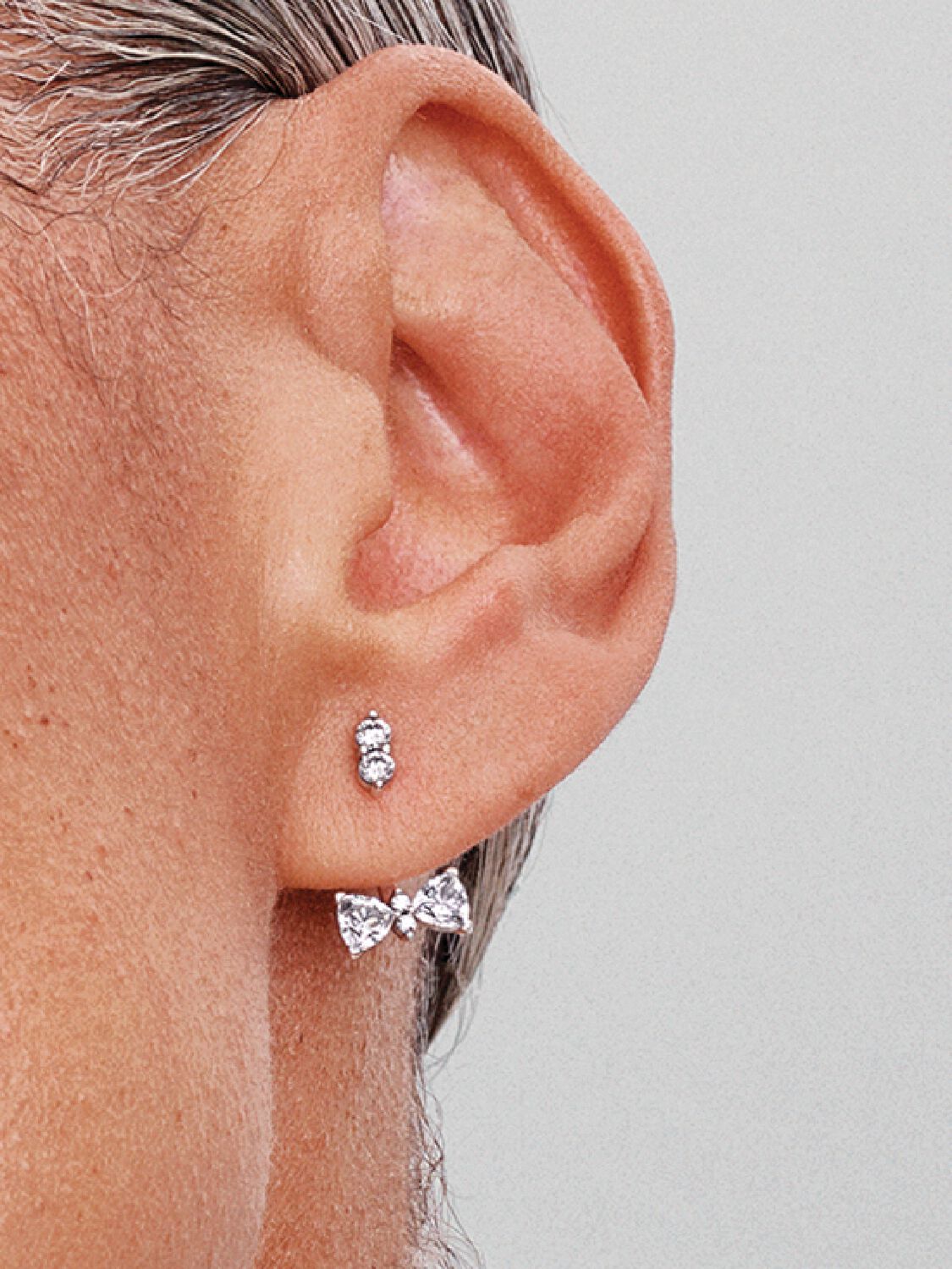Q424_G_PDP_MODEL_SINGLE_57_1x1_RGB_earring